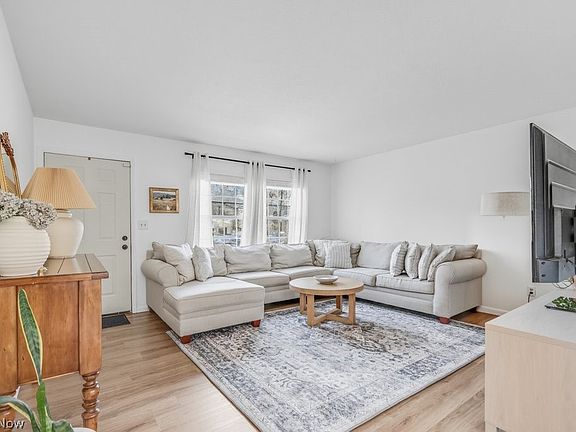 4th image of 151 Meadowridge Rd