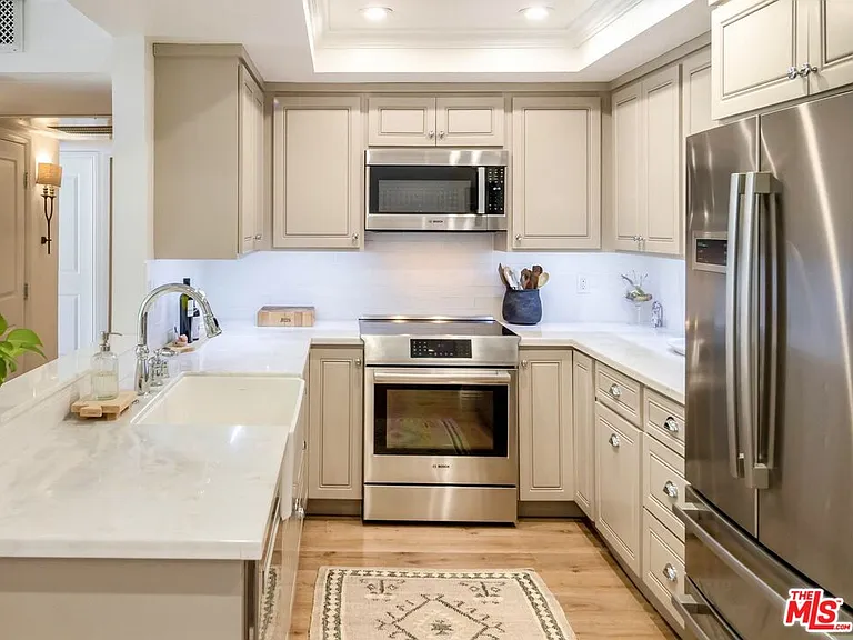 2385 Roscomare Rd #D3 — Photo 11
