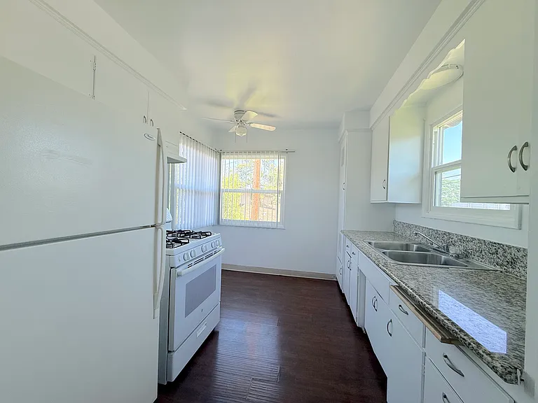 331 E Live Oak St #B — Photo 10