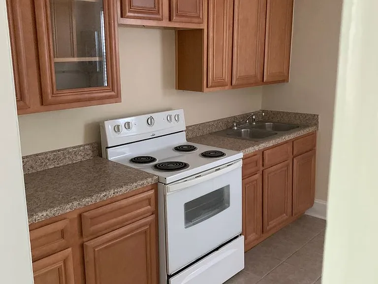 807 Stewart St — Photo 3