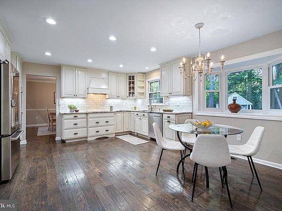 3rd image of 6742 Surreywood Ln
