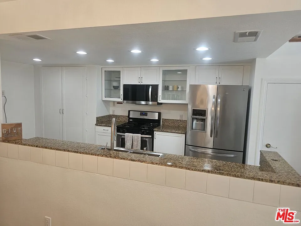 2 bed, 2.5 bath, 1185 sqft, $3,378 — Photo 4