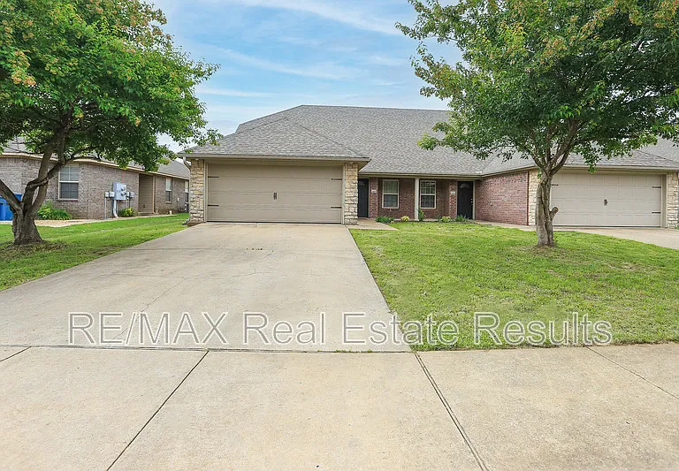3509 SW Deerfield Blvd #1 — Photo 2