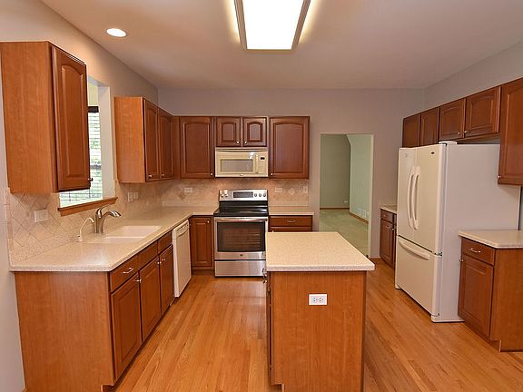 4th image of 837 Cambridge Dr