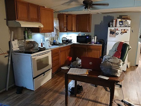 Kitchen. upgraded cabinets