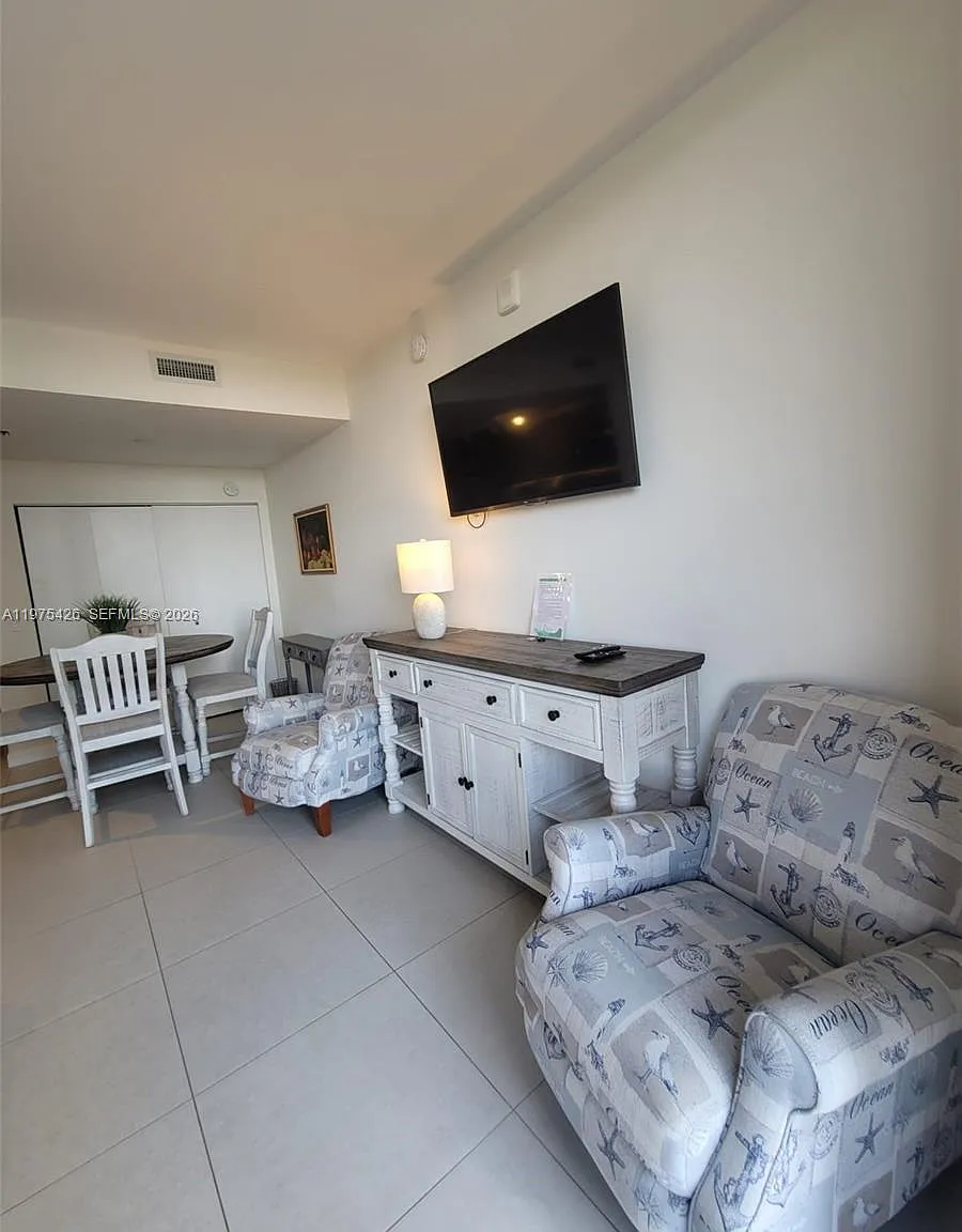 5350 Park Condo — Photo 2