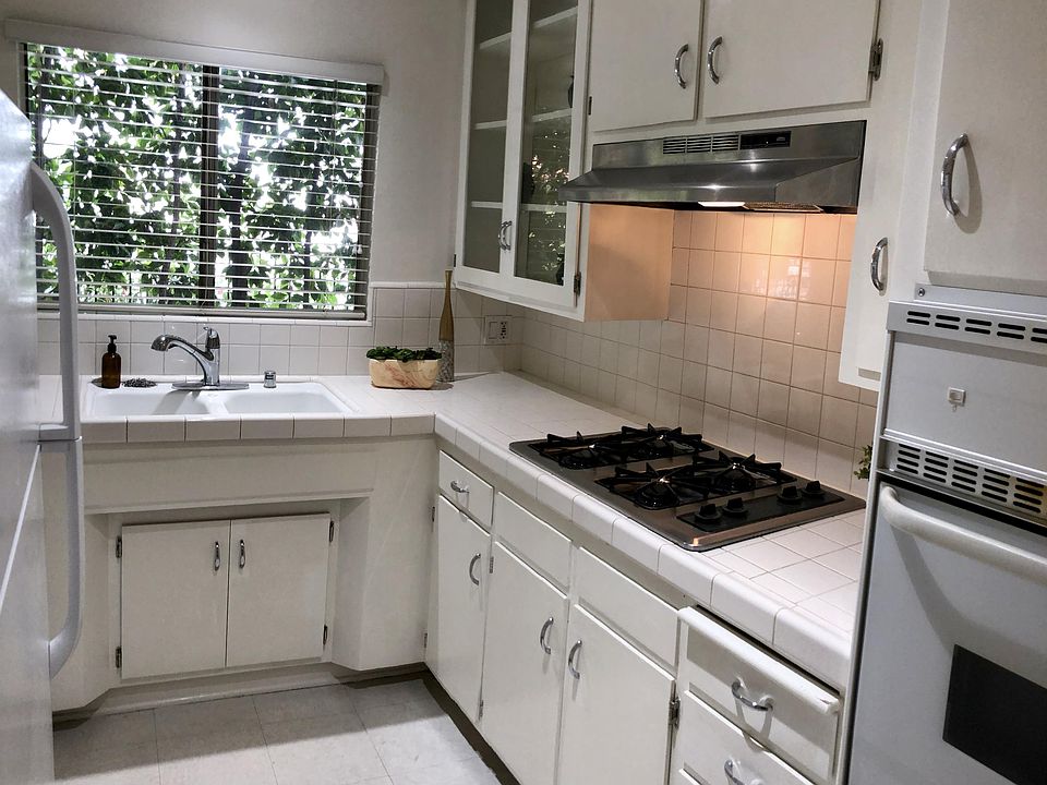 1st image of 2616 N Beachwood Dr APT 6