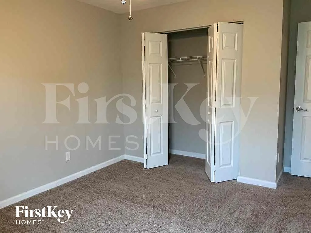 4 bed, 2.0 bath, 1833 sqft, $2,890 — Photo 2