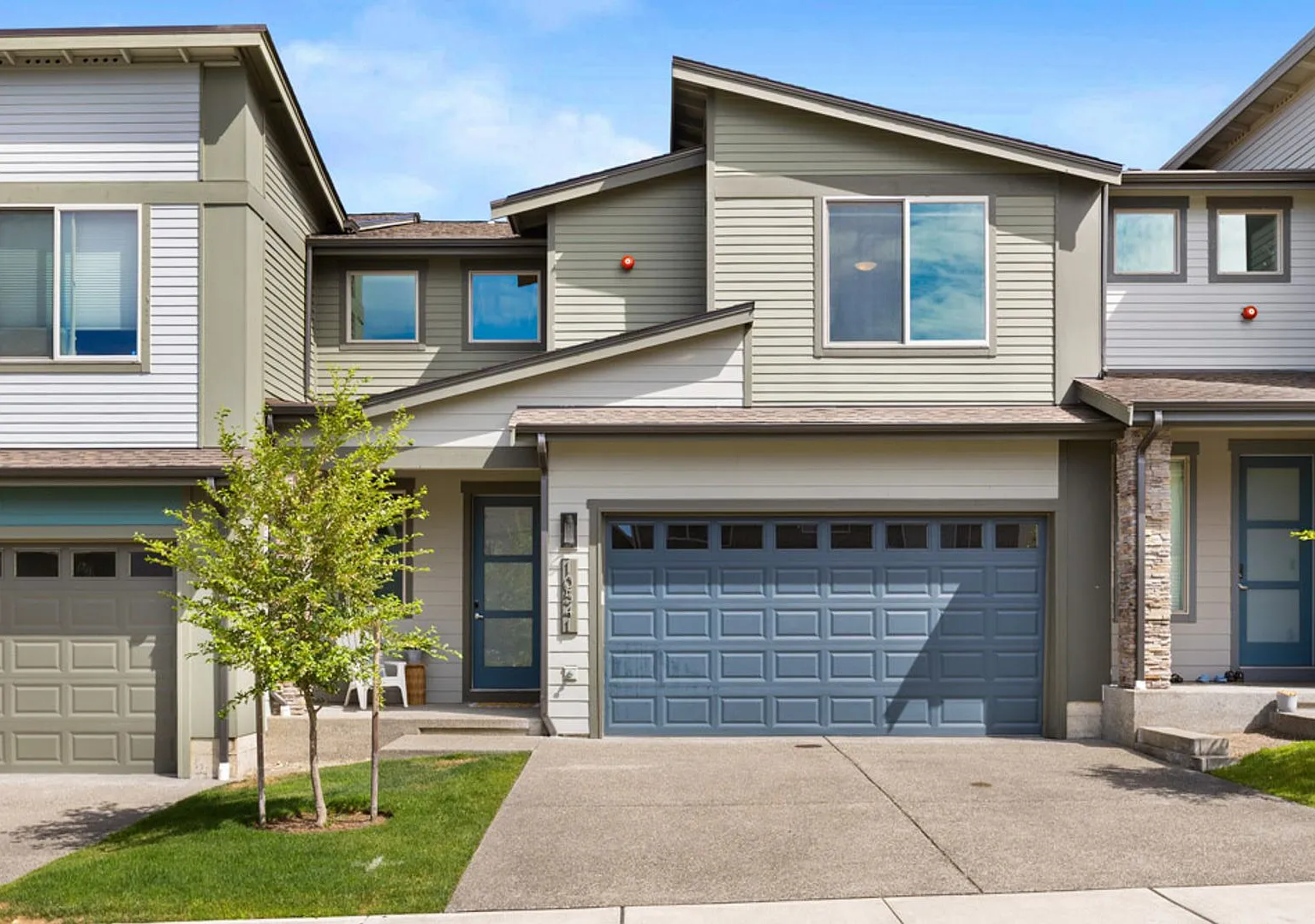 Bright 3-Bedroom Edgewood Townhome with Loft and 2-Car Garage — Photo 1
