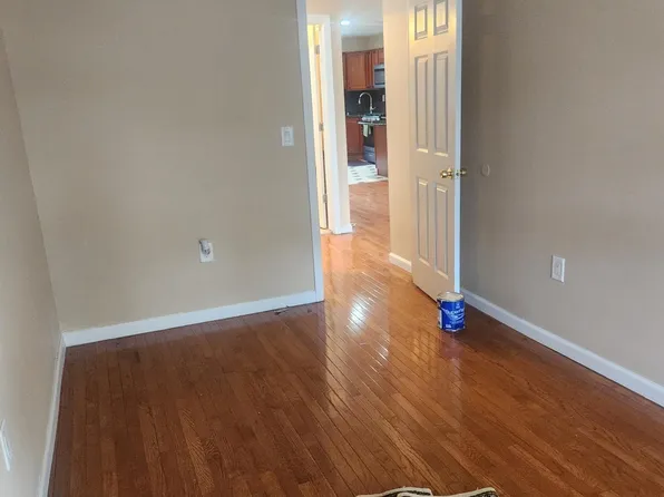 352 Woodlawn Avenue image 9 of 13