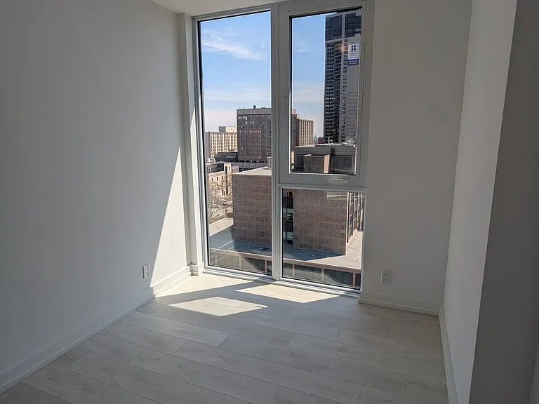 75 James St S #1014 — Photo 12