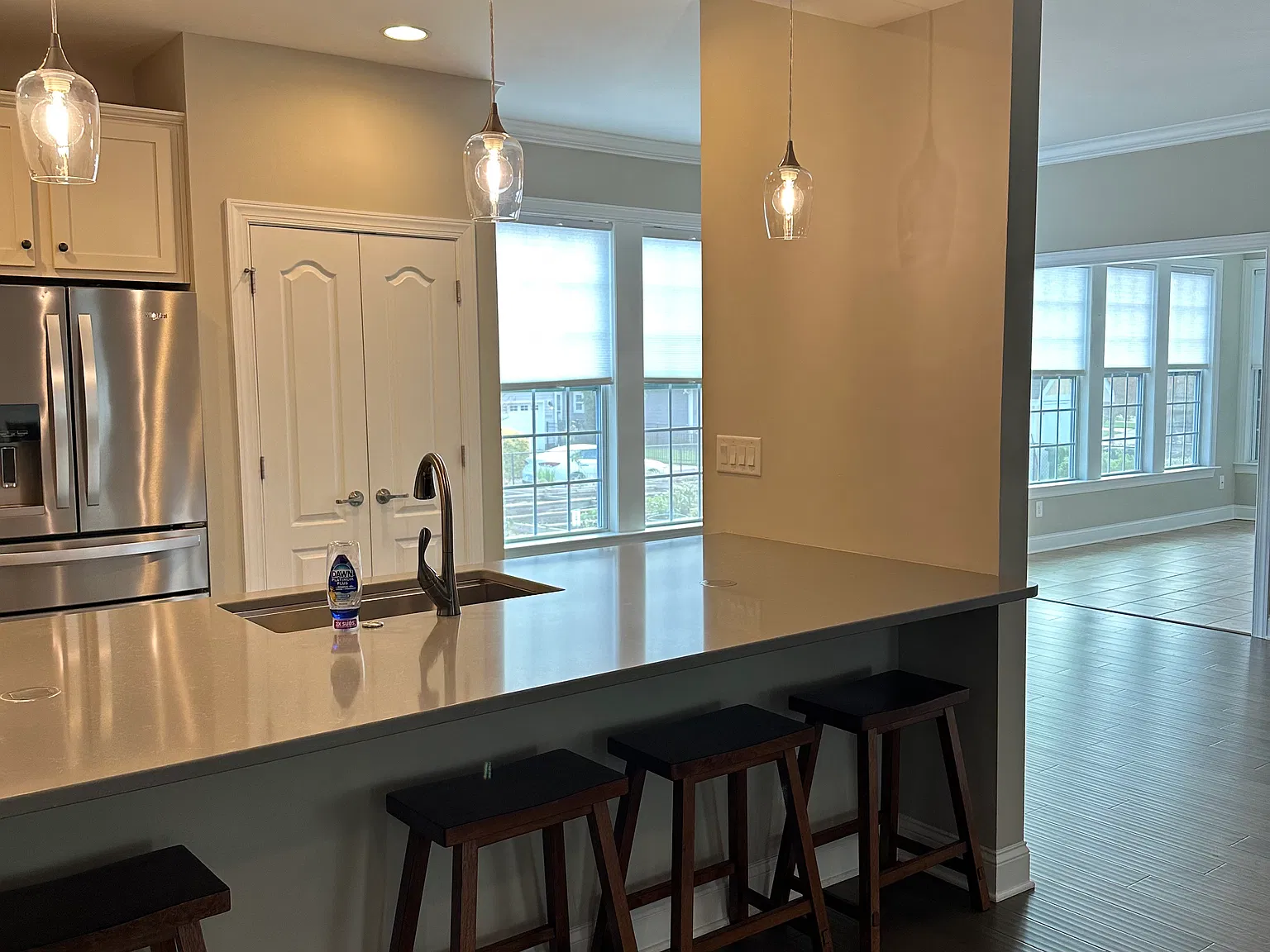 3 bed, 1916 sqft, $2,700 — Photo 2