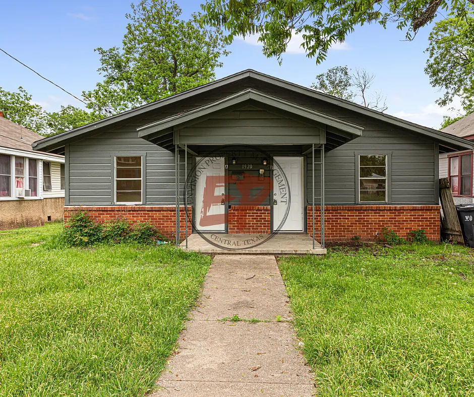 1920 Lyle Ave - A — Photo 1