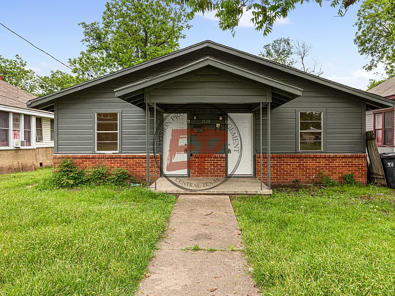 1920 Lyle Ave — Photo 1