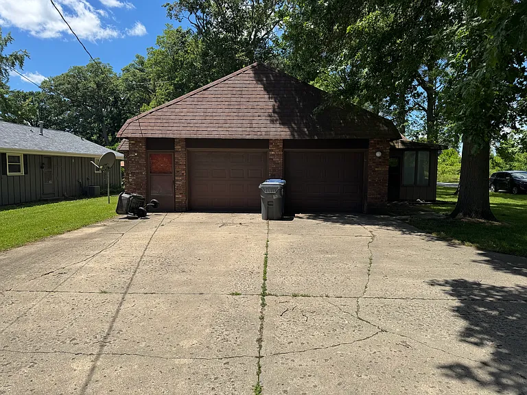 304 Ellenhurst Dr — Photo 2