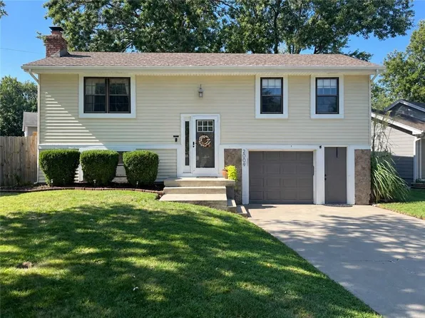 2009 E Arrowhead Dr, Olathe, KS 66062