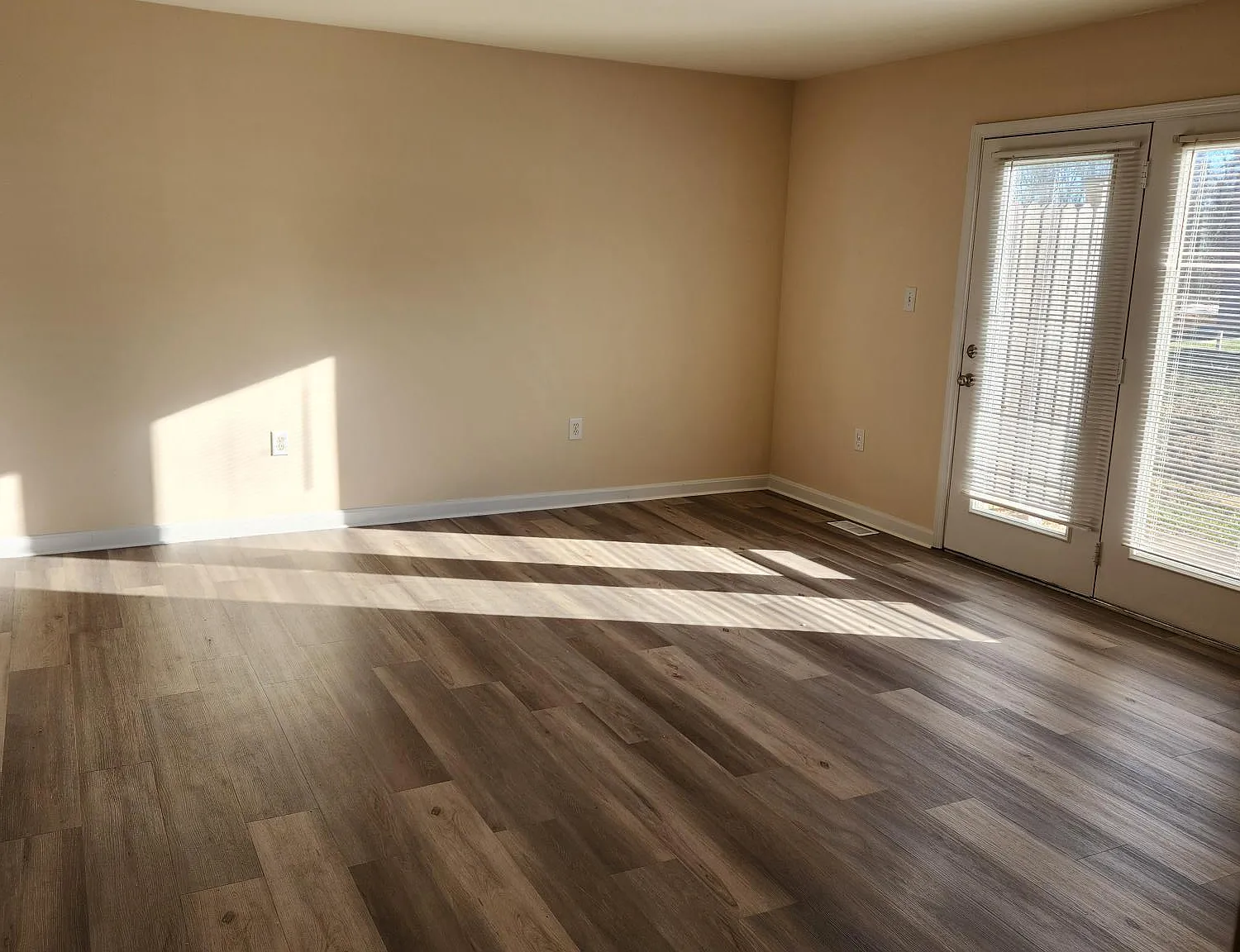 3 bed, 1076 sqft, $1,650 — Photo 1