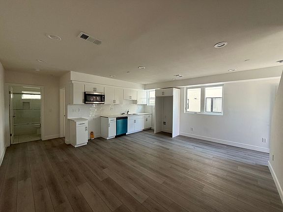 4th image of 1150 W 38th St #57ffe541e