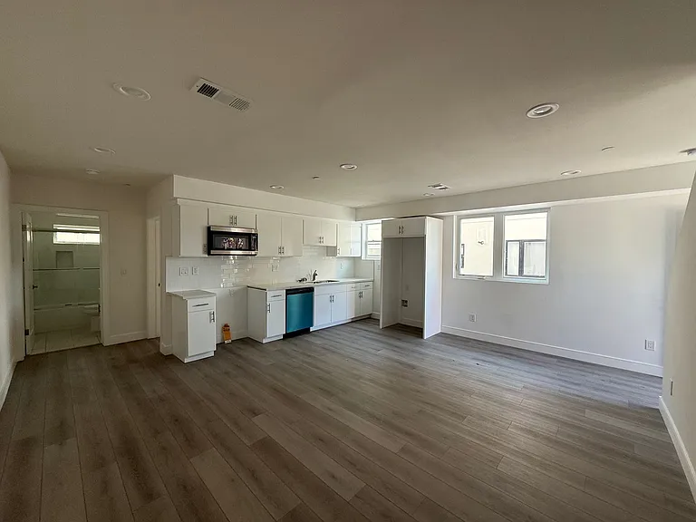 1150 W 38th St — Photo 32