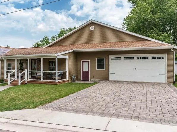 420 Jackson St, Pecatonica, IL 61063