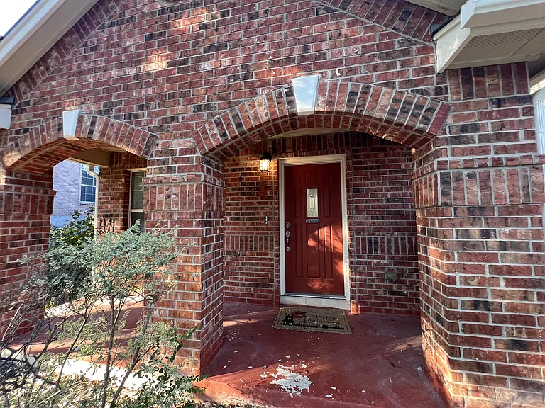 4527 Willow Tree — Photo 1