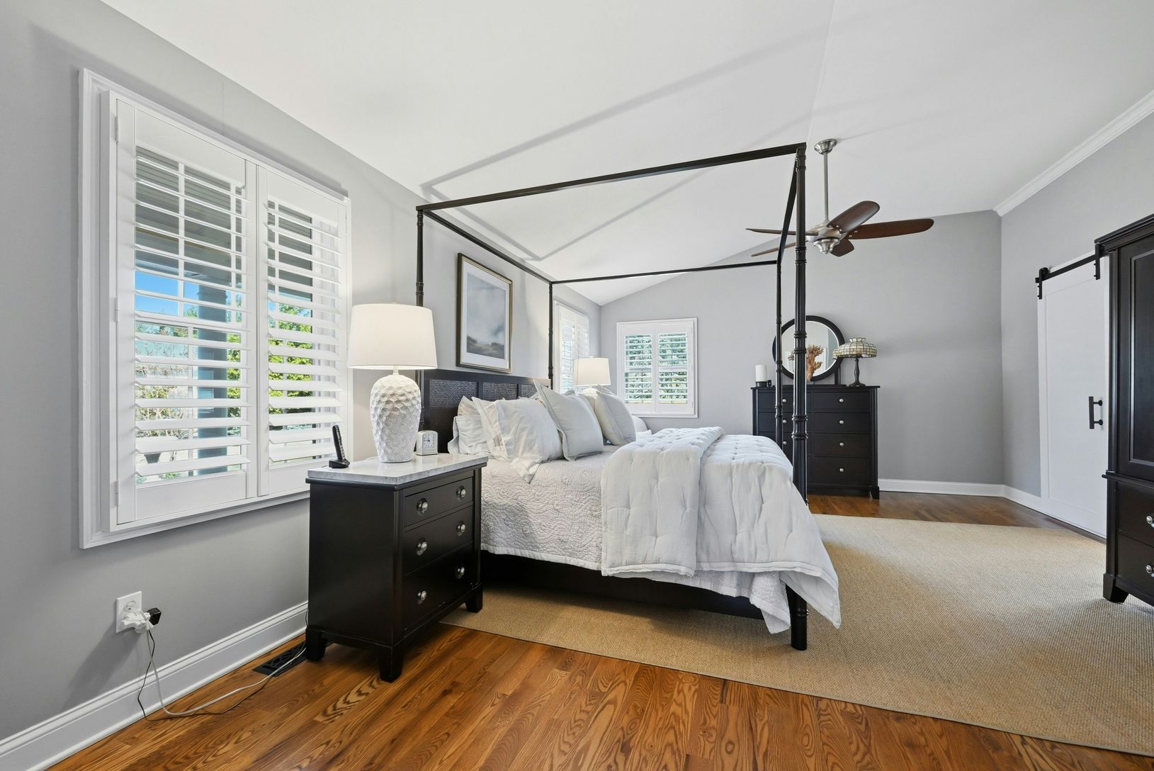  Huge primary suite