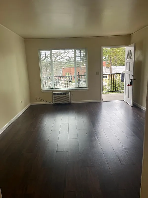 2 bed, 1.0 bath, 800 sqft, $1,695 — Photo 2