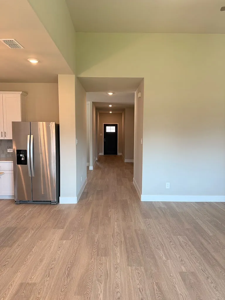 4 bed, 2477 sqft, $2,950 — Photo 3