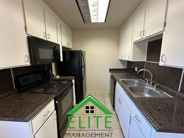 129 W Oak St #4 — Photo 8