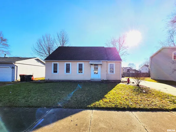 1006 Eisenhower Dr, Pekin, IL 61554