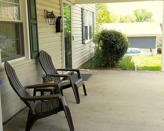 Exterior (front porch)