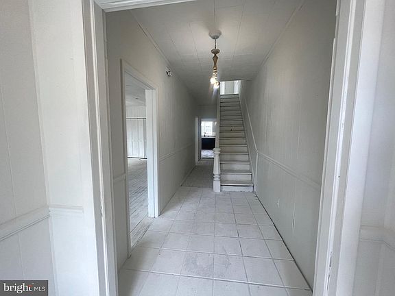 2nd image of 1018 W Race St