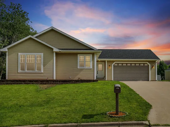 780 Country Club Ct, Platteville, WI 53818