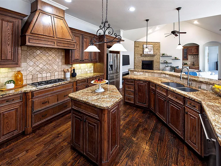 3606 S Versailles Ave — Photo 3