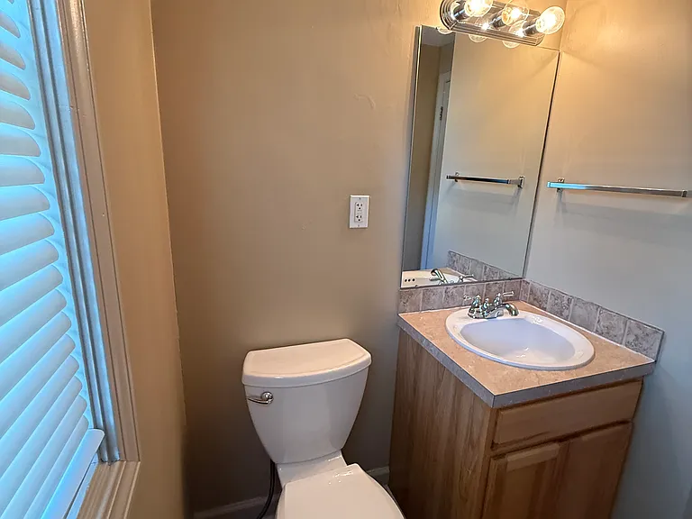 2119 Riverside Dr NE — Photo 12