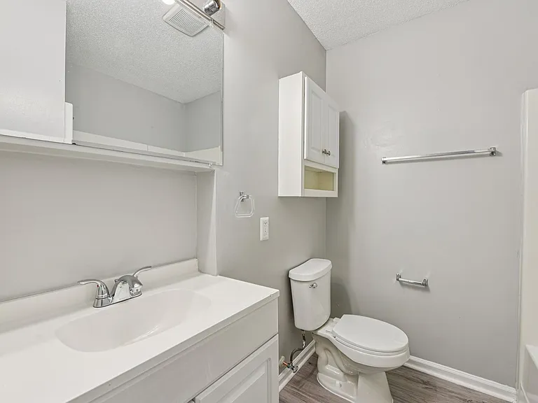 Beautiful Chesney Woods Townhomes — Photo 18