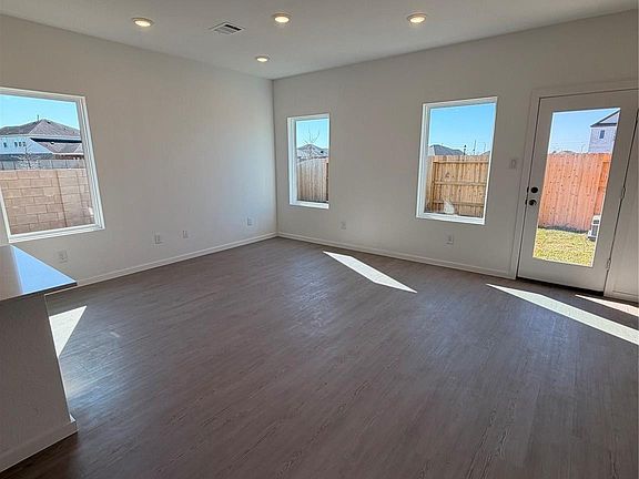 4th image of 2226 Salinas Dr