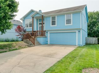 961 E Cottage Creek Dr, Gardner, KS 66030