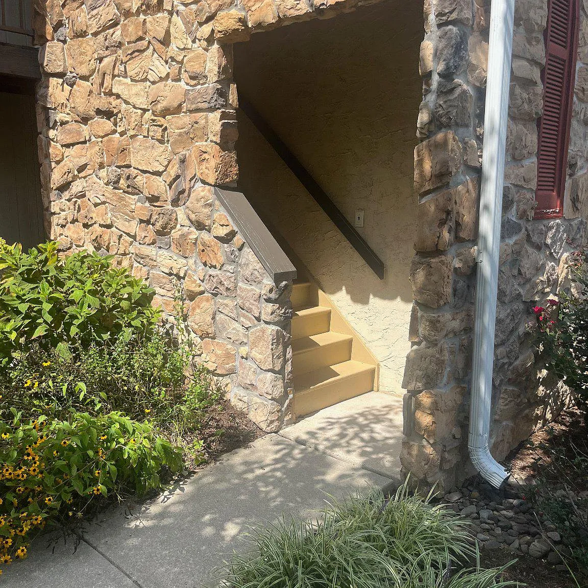 1 bed, 1.0 bath, 946 sqft, $1,200 — Photo 2