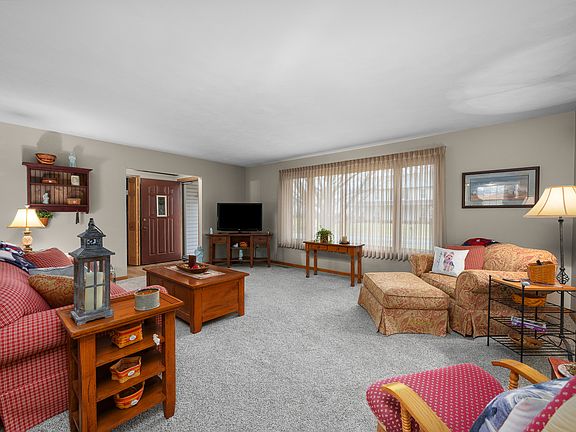 5th image of 10 Pine Tree Ct