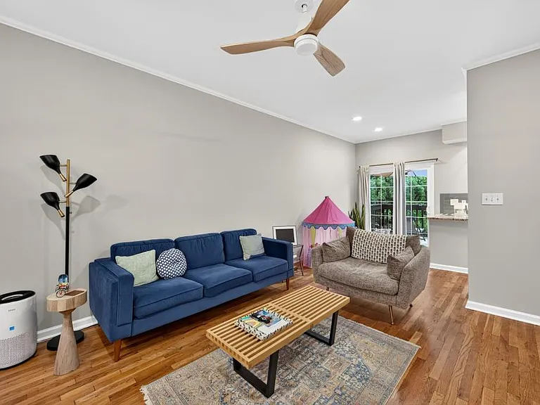 312 W 10th St — Photo 11