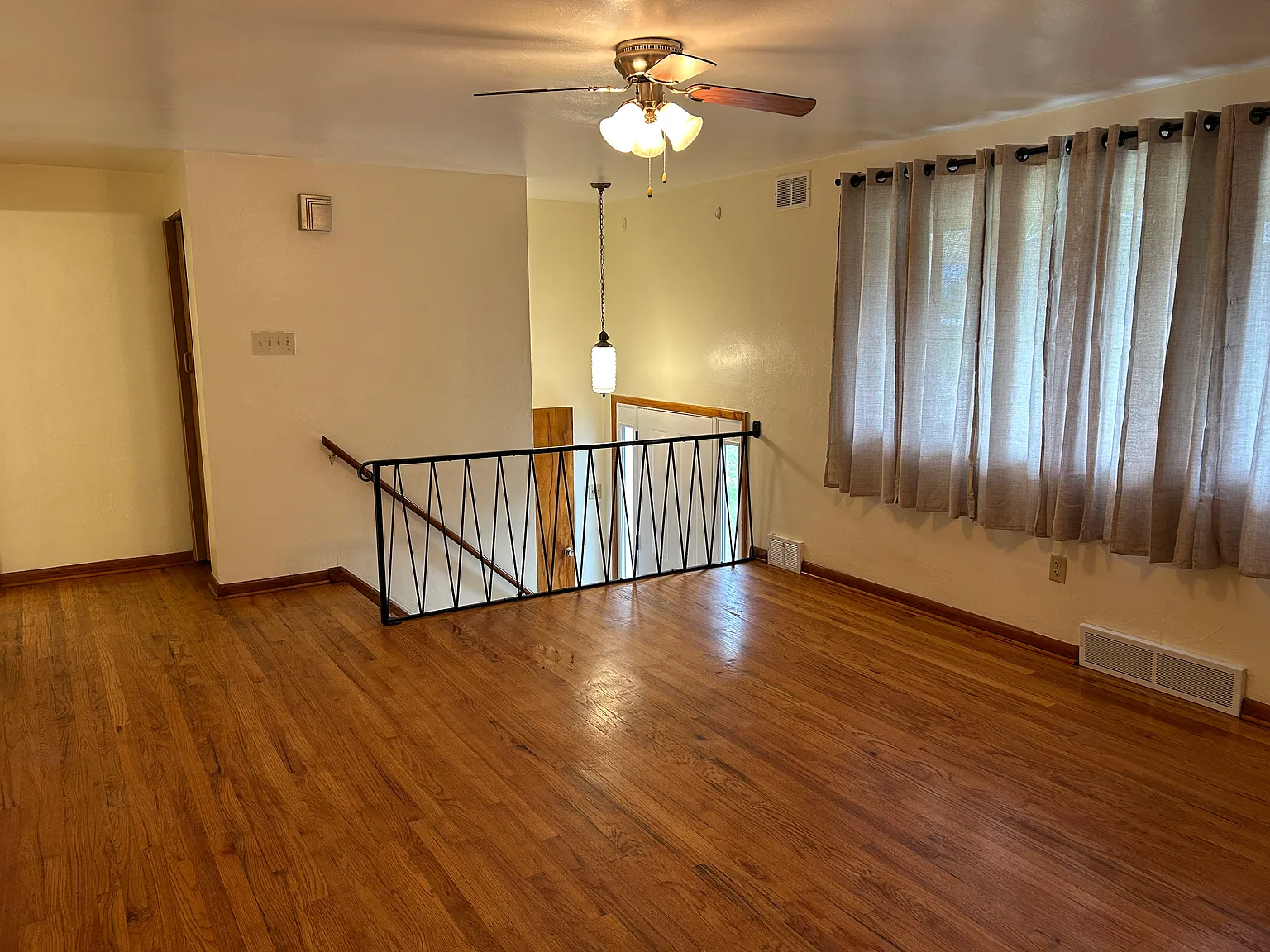3 bed, 958 sqft, $2,000 — Photo 2