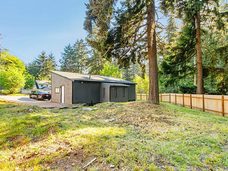 4919 Waller Rd E — Photo 8
