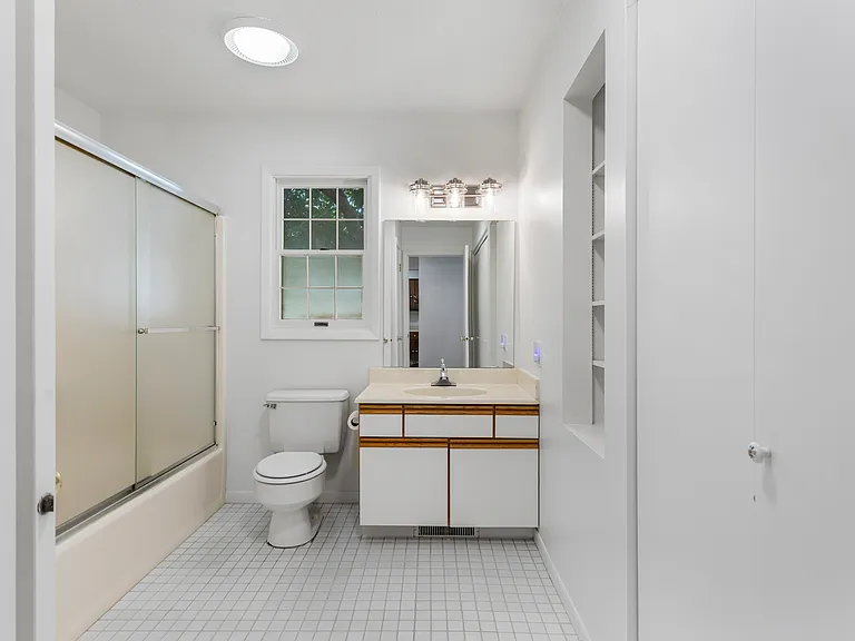 2114 Peach St — Photo 10