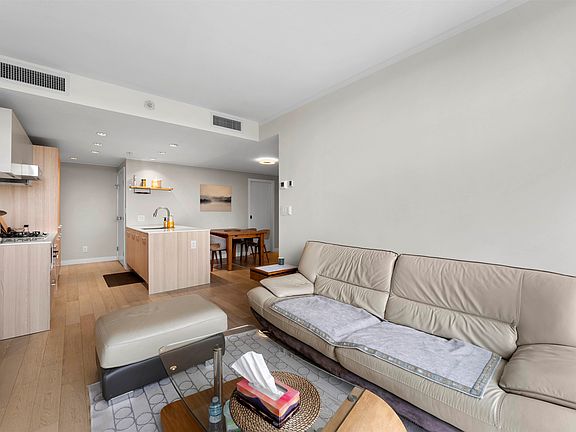 5th image of 2221 E 30th Ave #806