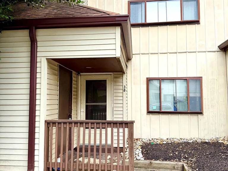 38 Chiswick Dr — Photo 1