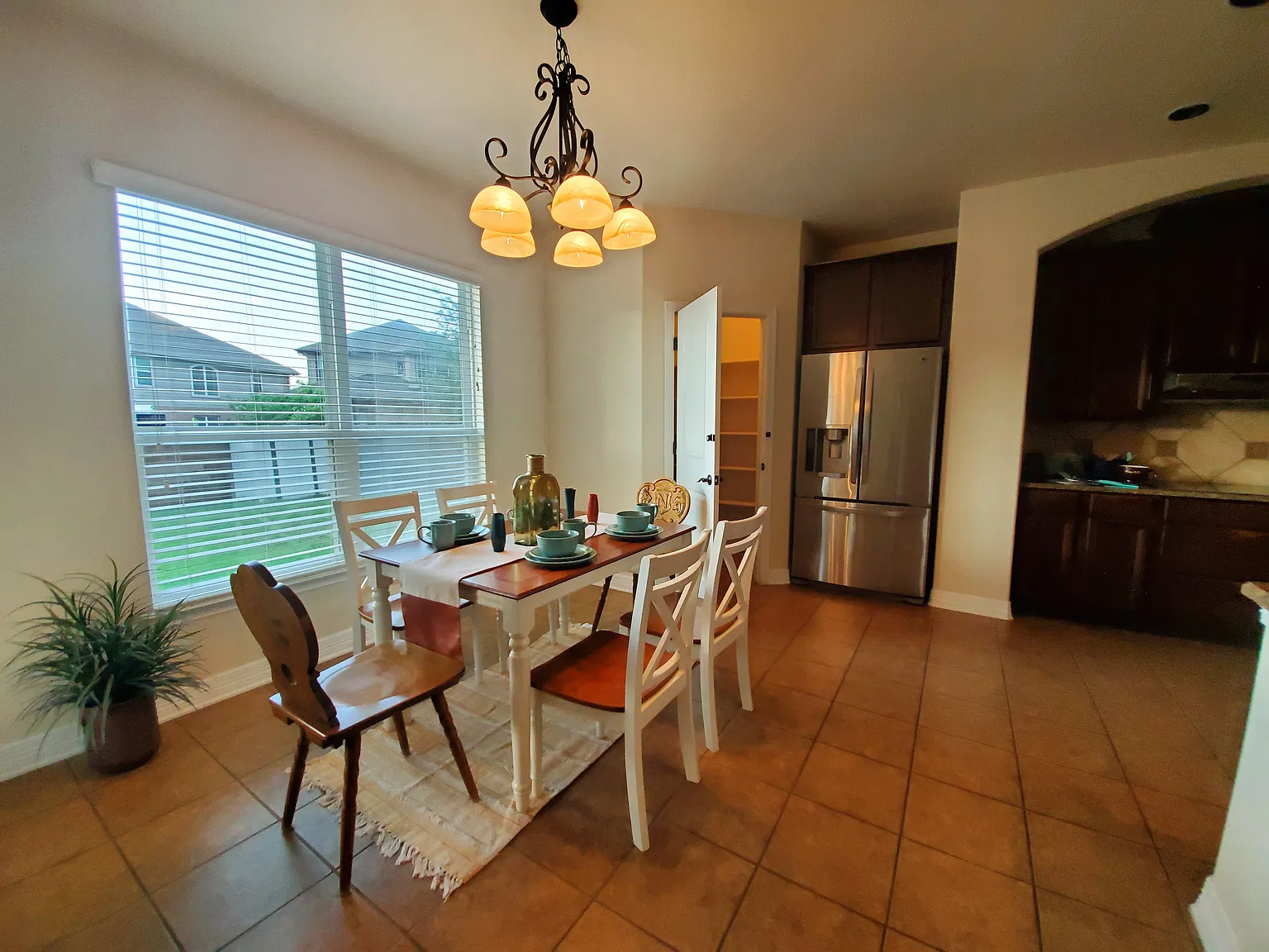 4 bed, 2717 sqft, $2,400 — Photo 3