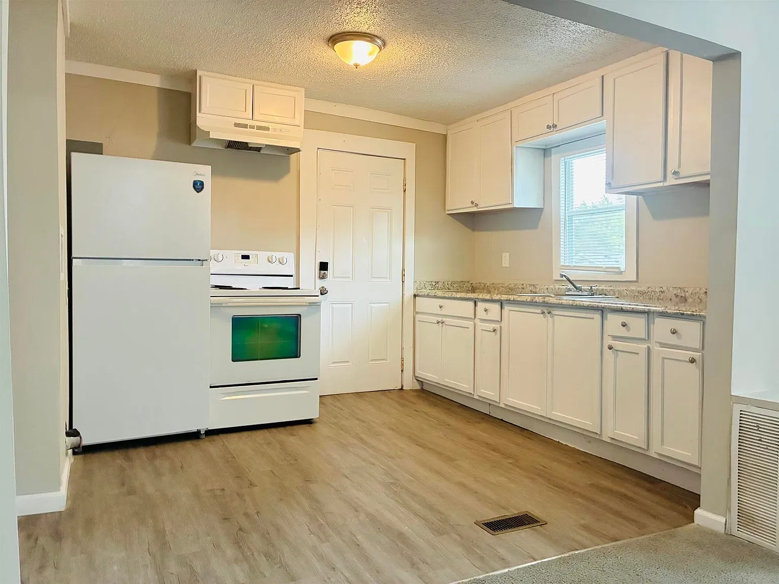 2522 Spencer Ave — Photo 3
