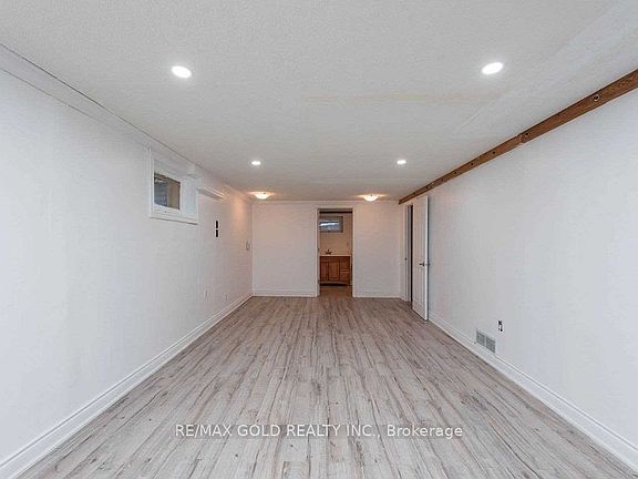 3rd image of 28 Devonshire Dr