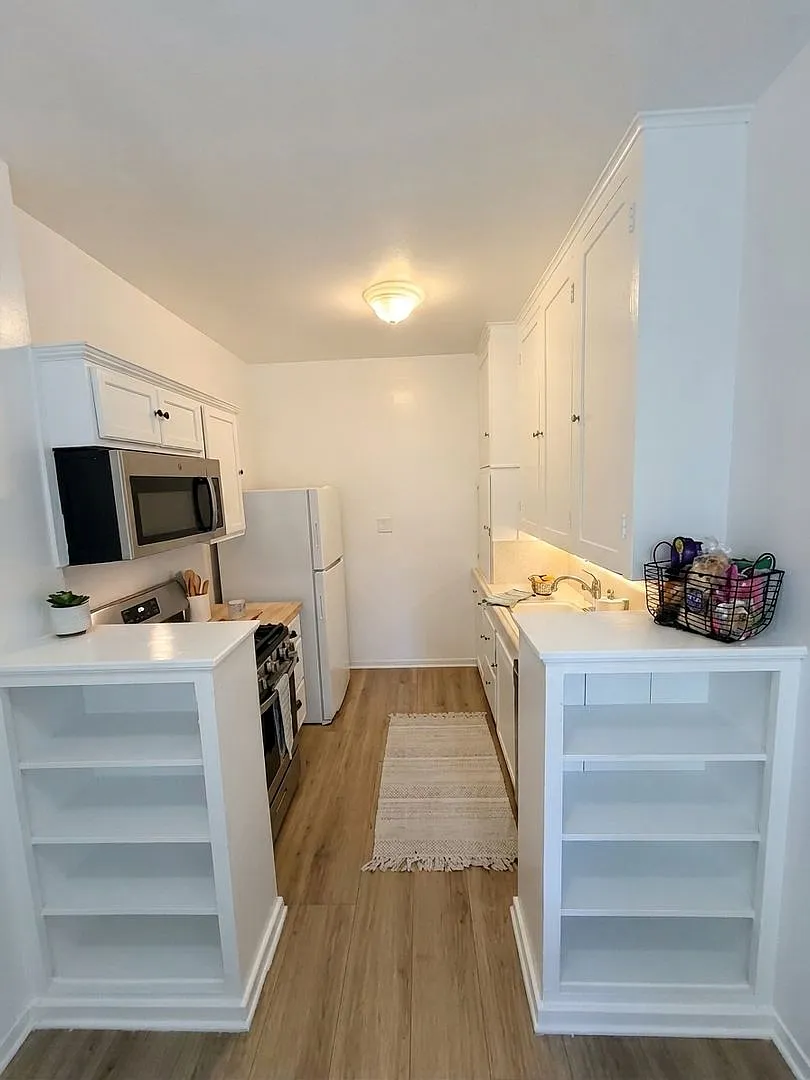 1+1 = Mintage Mediterranean Charm with Modern Updates - Plank Floors, a/c, Decorative Fireplace — Photo 3